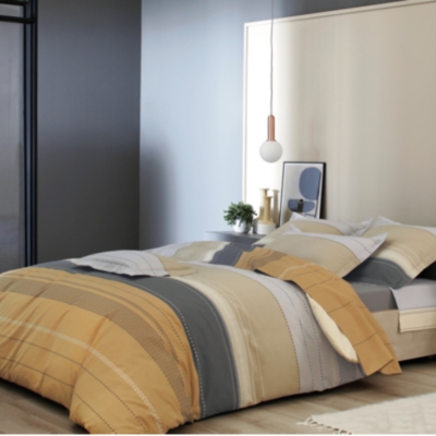 Drap housse Santa Fe BLANC DES VOSGES, fusain. Composition : douce toile en pur coton supérieur, au tissage serré, 57 fils / cm². Traitement Sanfor : il confère aux fibres une grande souplesse et un toucher soyeux. Stabilité dimensionnelle assurée. Tenue des coloris : garantie « grand teint ». Lavage en machine à 60°C, sèche-linge autorisé. Fabrication française à Gérardmer dans les Vosges. CONSEILS DENTRETIEN : Nous vous recommandons de laisser tremper votre nouveau linge (une nuit de préférence) avant tout lavage en machine, afin de Drap housse Santa Fe BLANC DES VOSGES, fusain. Composition : douce toile en pur coton supérieur, au tissage serré, 57 fils / cm². Traitement Sanfor : il confère aux fibres une grande souplesse et un toucher soyeux. Stabilité dimensionnelle assurée. Tenue des coloris : garantie « grand teint ». Lavage en machine à 60°C, sèche-linge autorisé. Fabrication française à Gérardmer dans les Vosges. CONSEILS DENTRETIEN : Nous vous recommandons de laisser tremper votre nouveau linge (une nuit de préférence) avant tout lavage en machine, afin de