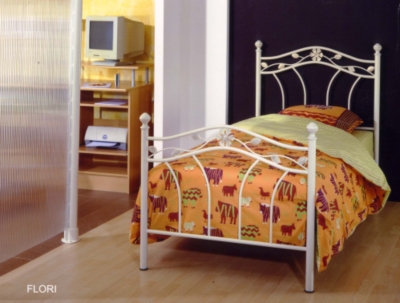 Structure en tube d'acier. Rev�tement poudre �poxy ivoire. Il est conseill�